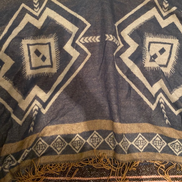 MARCUS ALDER NY FUR & FRINGE PONCHO - Picture 3 of 3